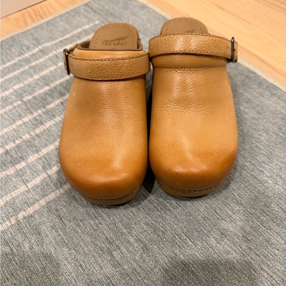 Dansko Ingrid Women's Tan Leather Clogs - Picture 7 of 7